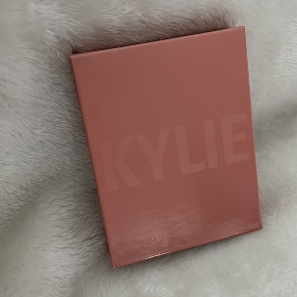 BNIB 💯% Authentic Kylie by Kylie Jenner Pressed Illuminating Powder - Picture 5 of 8